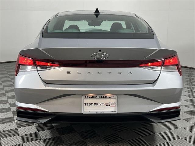 Photo of 2023 Shimmering Silver Pearl Hyundai ELANTRA