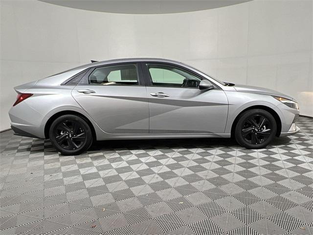 Photo of 2023 Shimmering Silver Pearl Hyundai ELANTRA