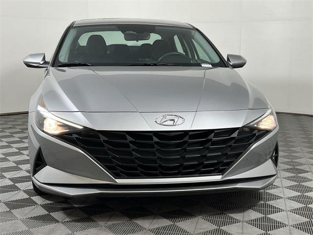 Photo of 2023 Shimmering Silver Pearl Hyundai ELANTRA