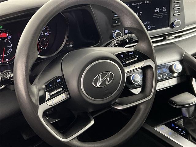 Photo of 2023 Shimmering Silver Pearl Hyundai ELANTRA