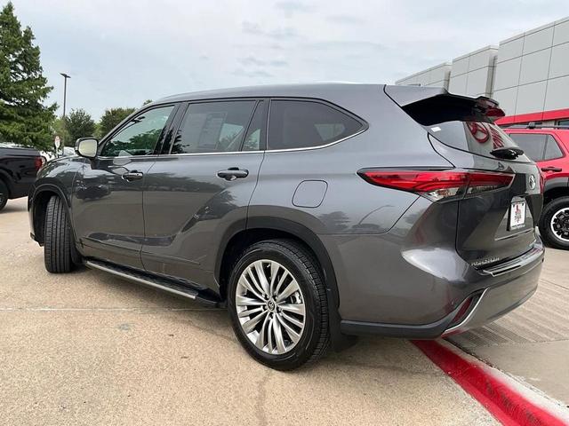 Photo of 2022 Gray Toyota Highlander