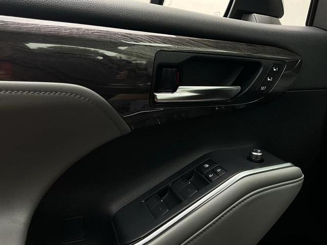 Photo of 2022 Gray Toyota Highlander