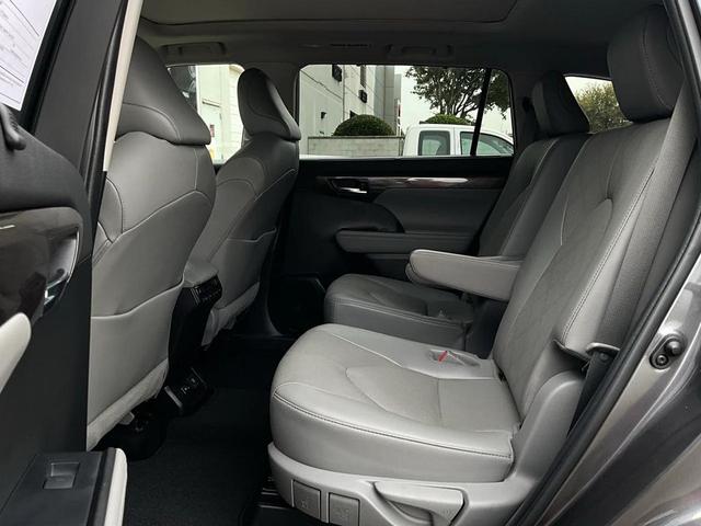 Photo of 2022 Gray Toyota Highlander