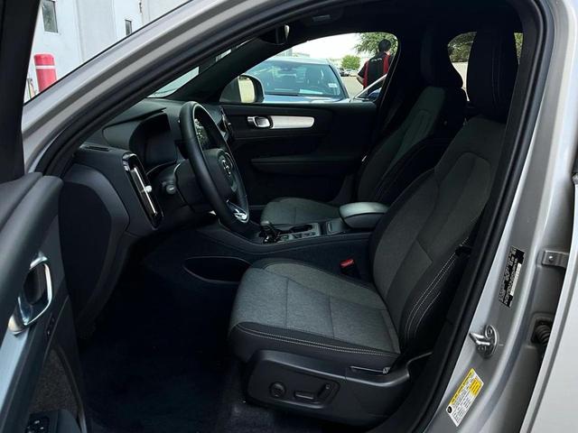 Photo of 2024 Silver Dawn Metallic Volvo XC40