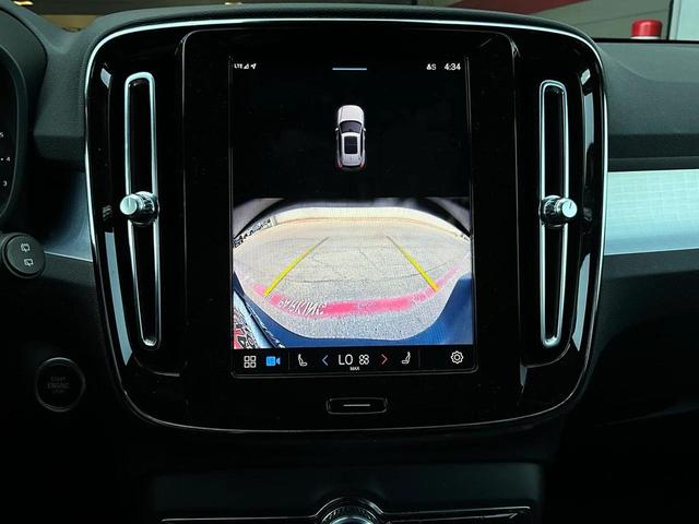Photo of 2024 Silver Dawn Metallic Volvo XC40