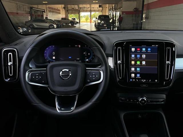 Photo of 2024 Silver Dawn Metallic Volvo XC40