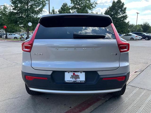 Photo of 2024 Silver Dawn Metallic Volvo XC40