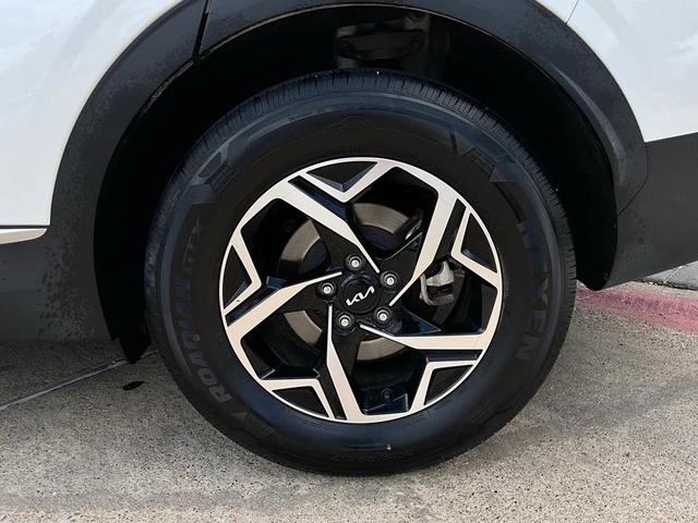 Photo of 2023 Snow White Pearl Kia Sportage