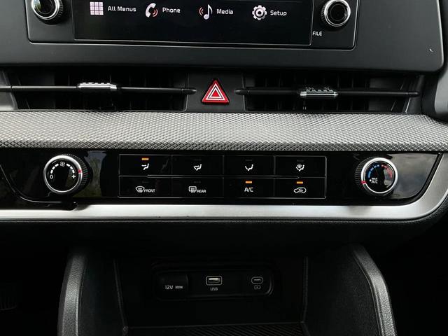 Photo of 2023 Snow White Pearl Kia Sportage