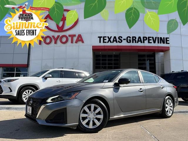 Photo of 2024 Gun Metallic Nissan Altima