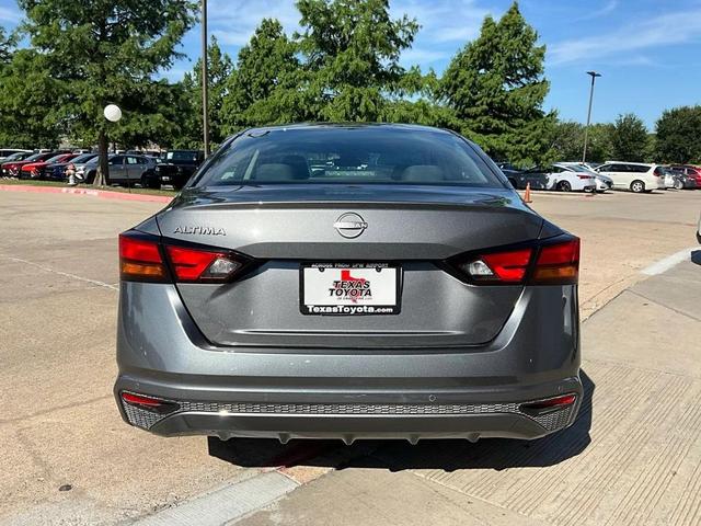 Photo of 2024 Gun Metallic Nissan Altima