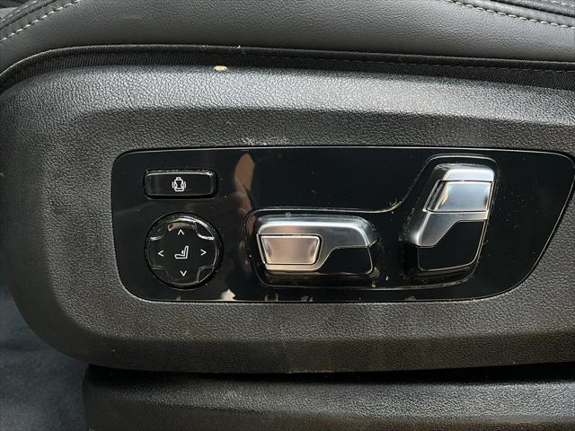 Photo of 2025 Alpine White BMW X7