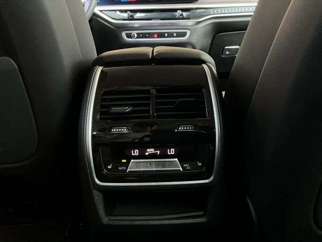 Photo of 2025 Alpine White BMW X7