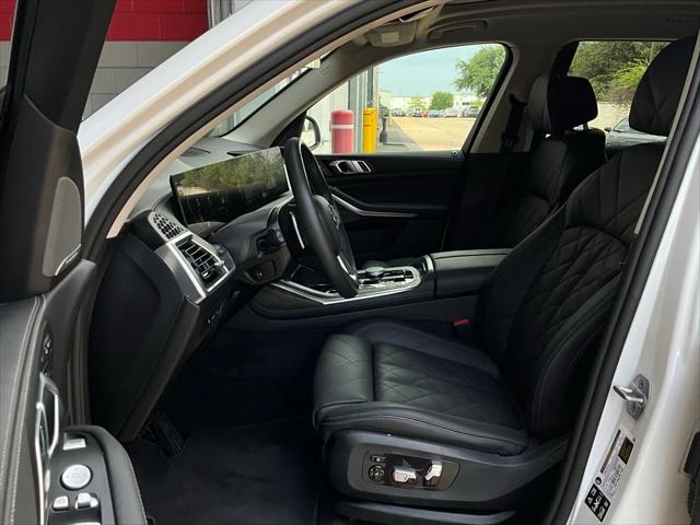Photo of 2025 Alpine White BMW X7