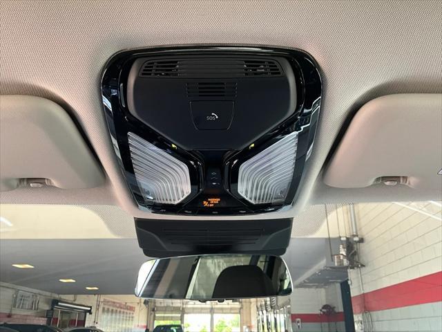 Photo of 2025 Alpine White BMW X7