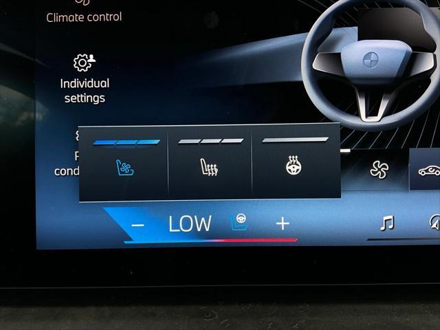 Photo of 2025 Alpine White BMW X7
