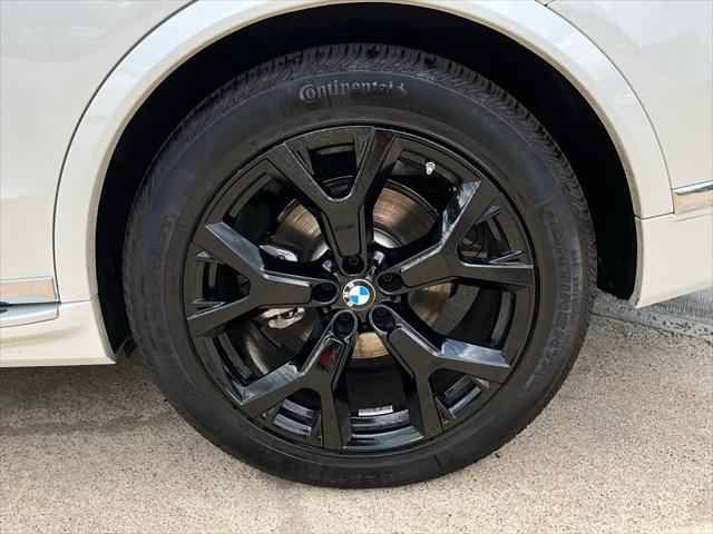 Photo of 2025 Alpine White BMW X7