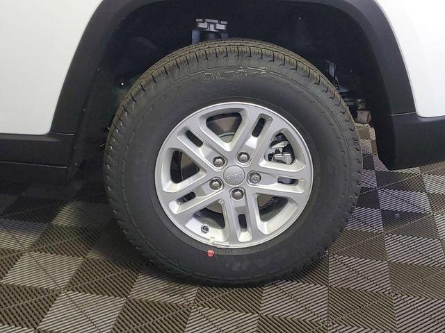 Photo of 2025 Bright White Clearcoat Jeep Grand Cherokee