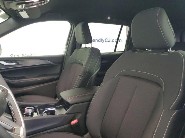 Photo of 2025 Bright White Clearcoat Jeep Grand Cherokee