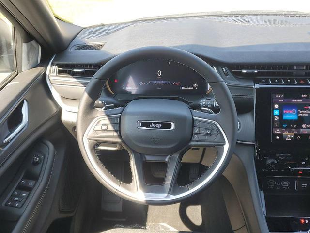 Photo of 2025 Bright White Clearcoat Jeep Grand Cherokee