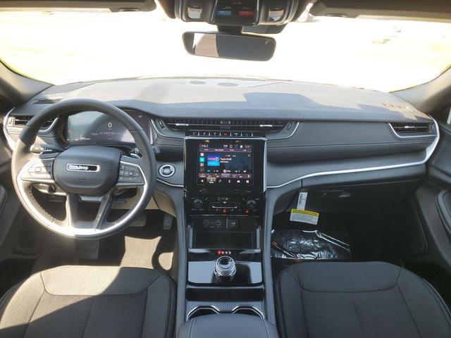 Photo of 2025 Bright White Clearcoat Jeep Grand Cherokee