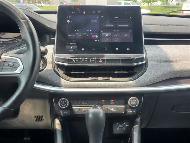 Photo of 2022 Bright White Clearcoat Jeep Compass