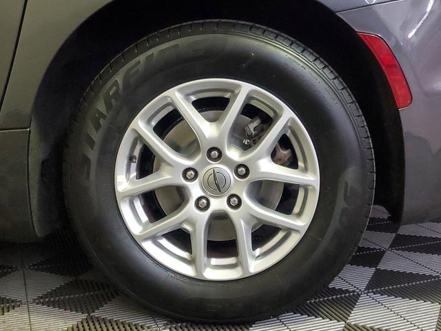 Photo of 2022 Granite Crystal Metallic Clearcoat Chrysler Pacifica