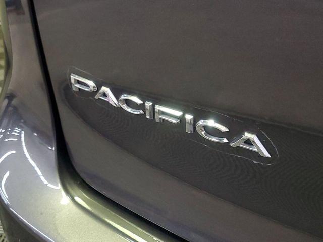 Photo of 2022 Granite Crystal Metallic Clearcoat Chrysler Pacifica