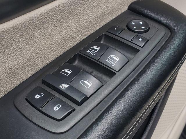Photo of 2022 Granite Crystal Metallic Clearcoat Chrysler Pacifica
