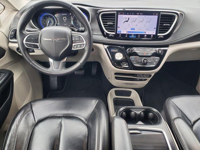 Photo of 2022 Granite Crystal Metallic Clearcoat Chrysler Pacifica