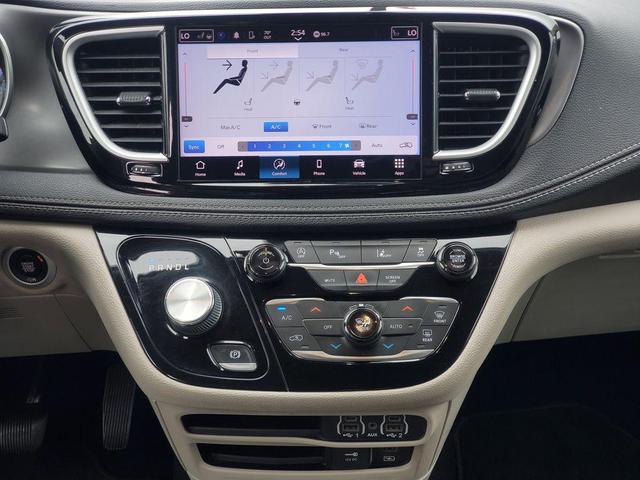 Photo of 2022 Granite Crystal Metallic Clearcoat Chrysler Pacifica