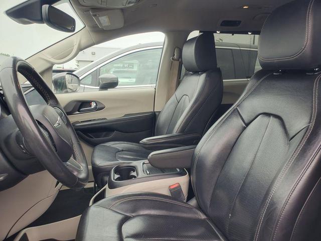 Photo of 2022 Granite Crystal Metallic Clearcoat Chrysler Pacifica