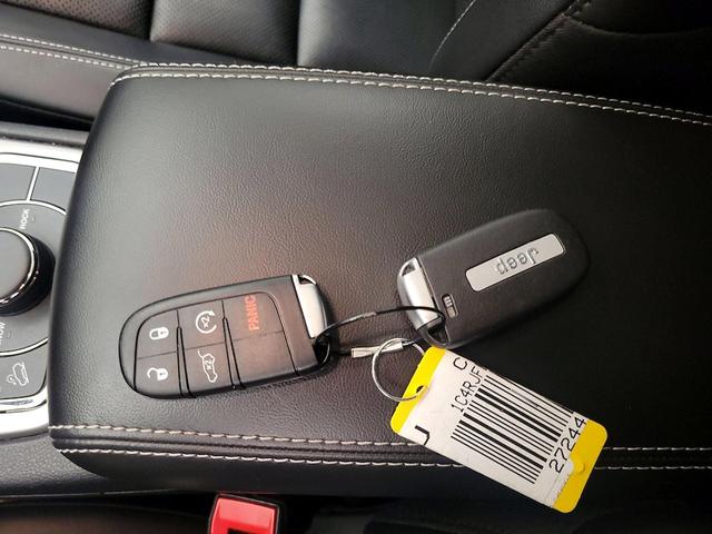 Photo of 2021 White Jeep Grand Cherokee