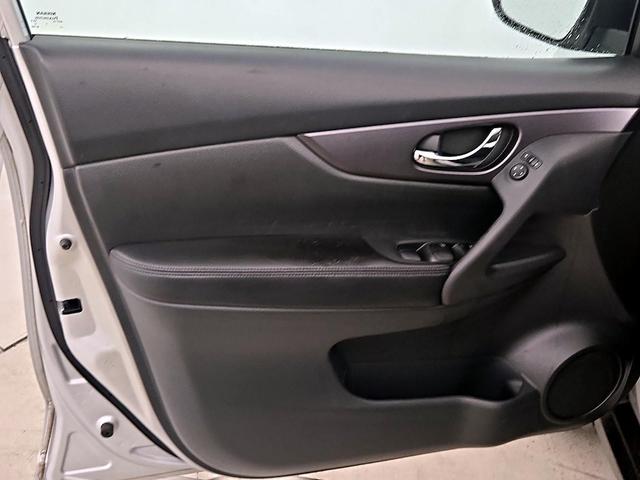 Photo of 2016 Silver Nissan Rogue