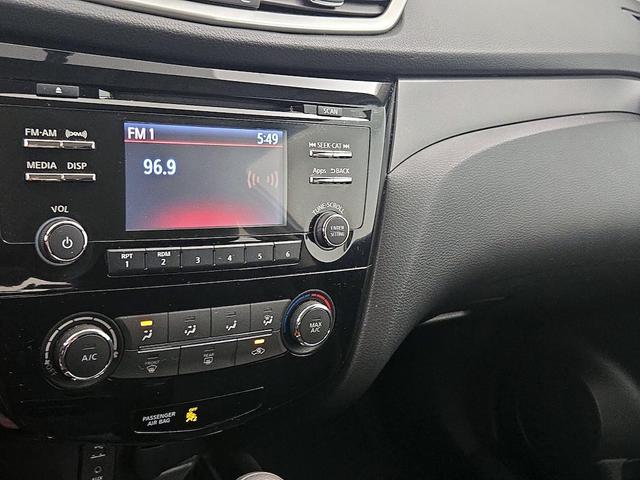 Photo of 2016 Silver Nissan Rogue