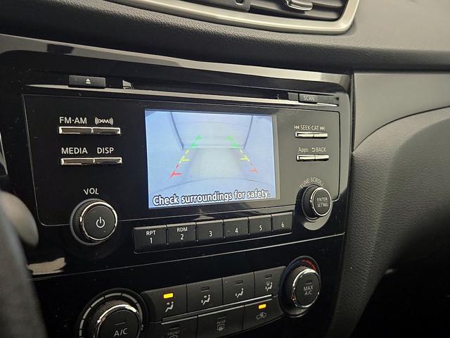 Photo of 2016 Silver Nissan Rogue