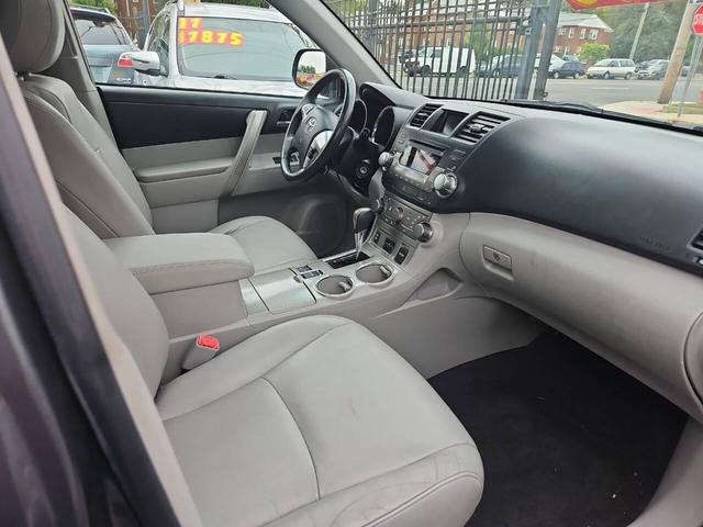 Photo of 2012 Gray Toyota Highlander