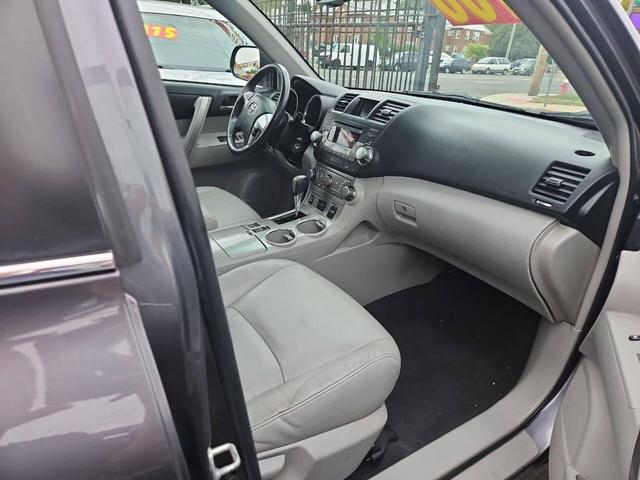 Photo of 2012 Gray Toyota Highlander