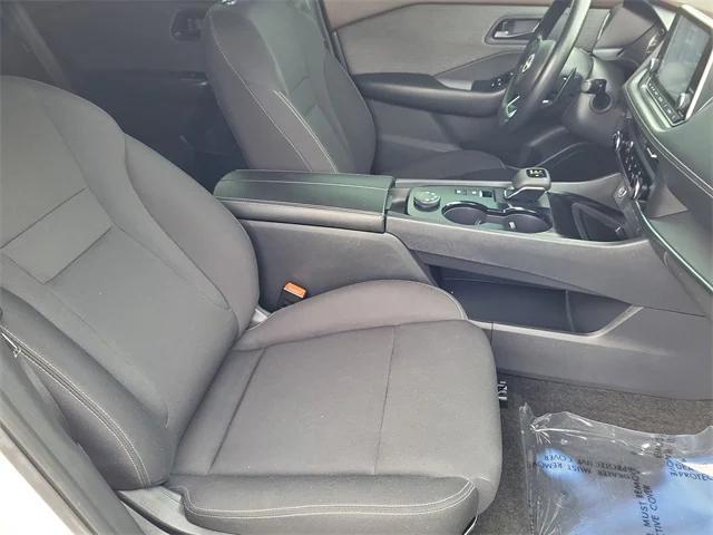 Photo of 2023 Glacier White Nissan Rogue