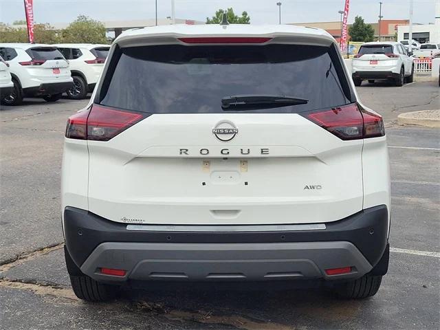 Photo of 2023 Glacier White Nissan Rogue