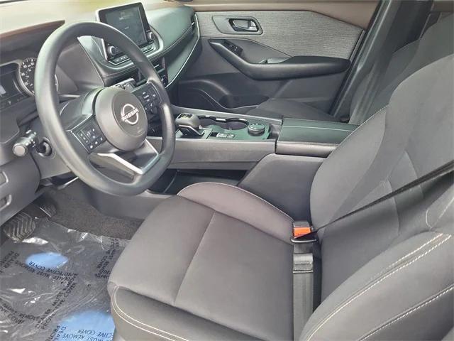 Photo of 2023 Glacier White Nissan Rogue