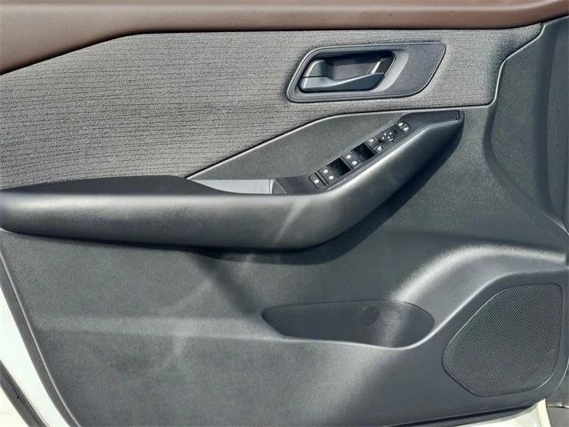 Photo of 2023 Glacier White Nissan Rogue