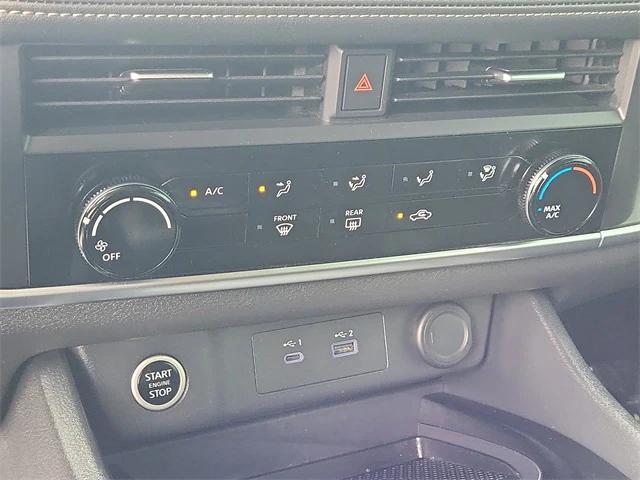 Photo of 2023 Glacier White Nissan Rogue