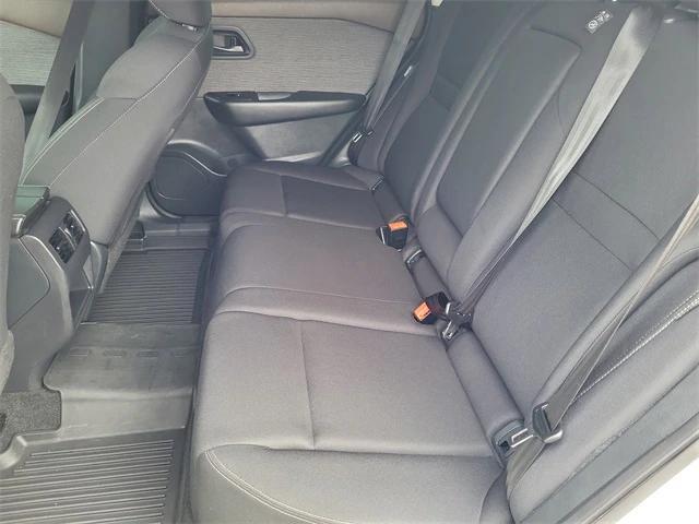 Photo of 2023 Glacier White Nissan Rogue