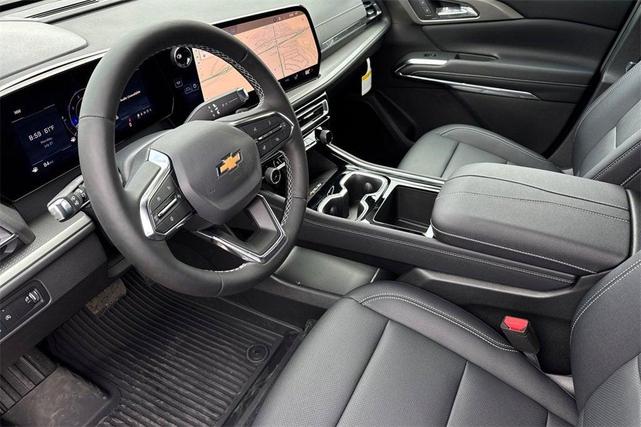 Photo of 2025 Mosaic Black Metallic Chevrolet Traverse