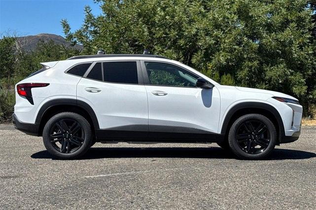 Photo of 2025 Summit White Chevrolet Trax