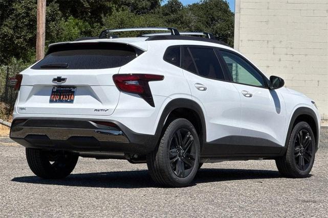 Photo of 2025 Summit White Chevrolet Trax