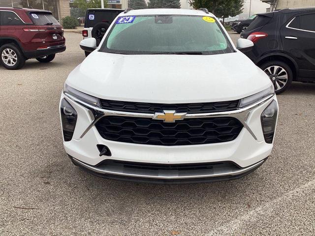 Photo of 2024 Summit White Chevrolet Trax
