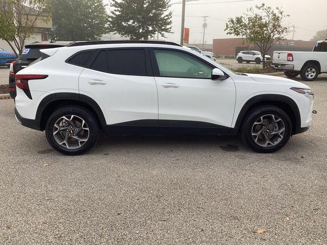 Photo of 2024 Summit White Chevrolet Trax