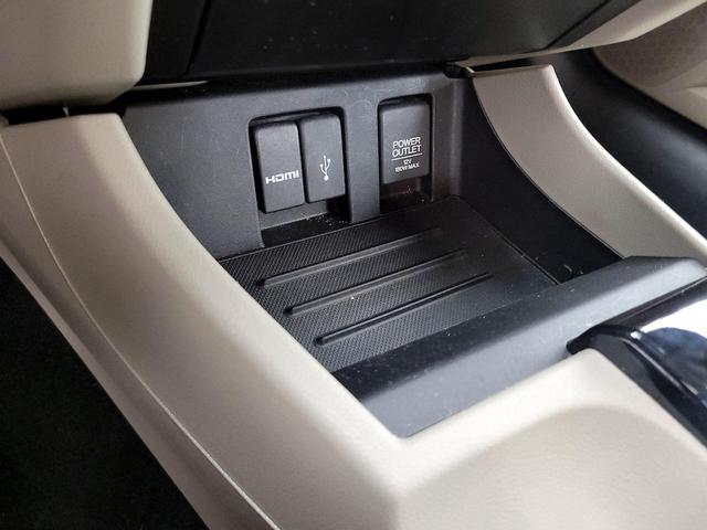 Photo of 2015 White Honda Civic Hybrid